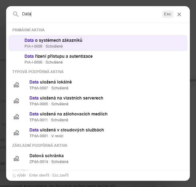 Globální vyhledávání v MoyaKybeonu s výsledky seskupenými podle evidencí a přímými odkazy na záznamy.